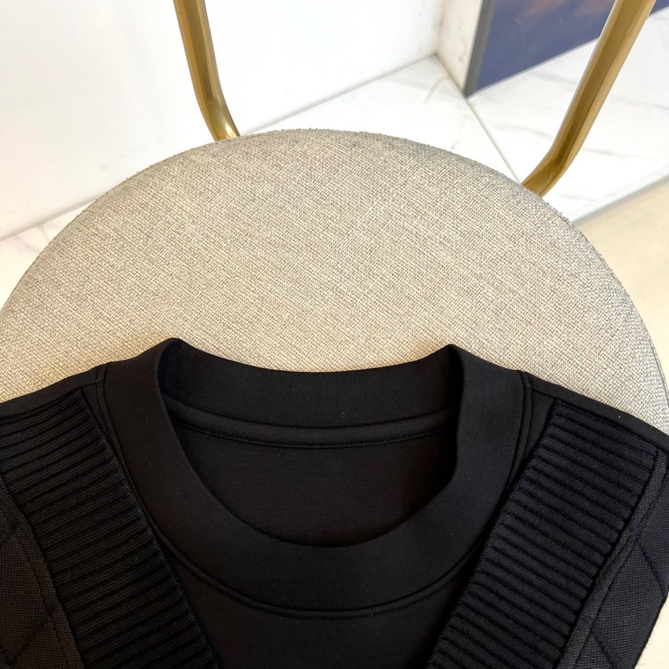 Loro Piana-2025秋冬新品V领针织衫，以立体编织纹理演绎意式优雅美学。款式采用经典V领设计，