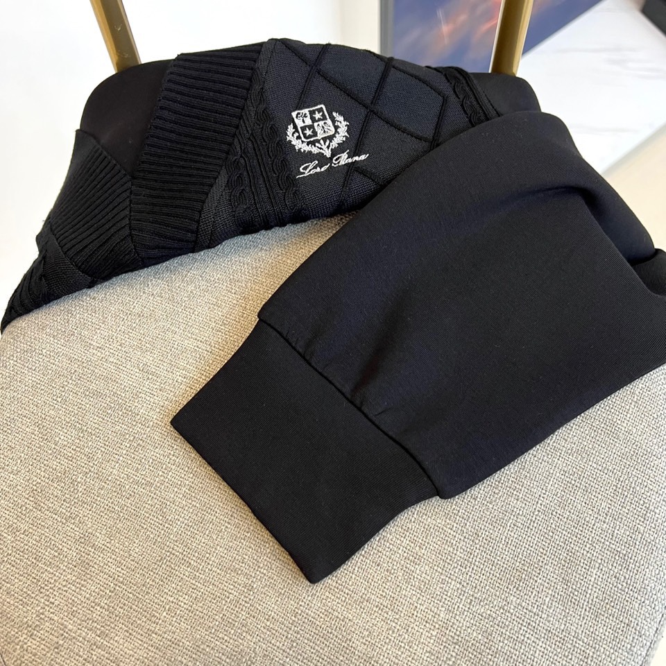 Loro Piana-2025秋冬新品V领针织衫，以立体编织纹理演绎意式优雅美学。款式采用经典V领设计，