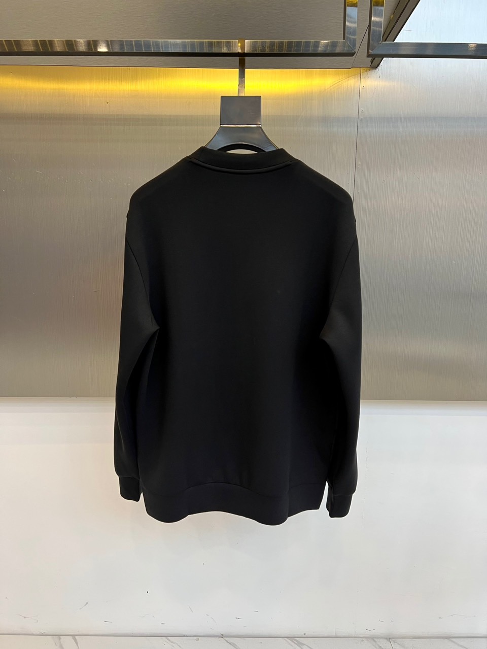 Loro Piana-2025秋冬新品V领针织衫，以立体编织纹理演绎意式优雅美学。款式采用经典V领设计，