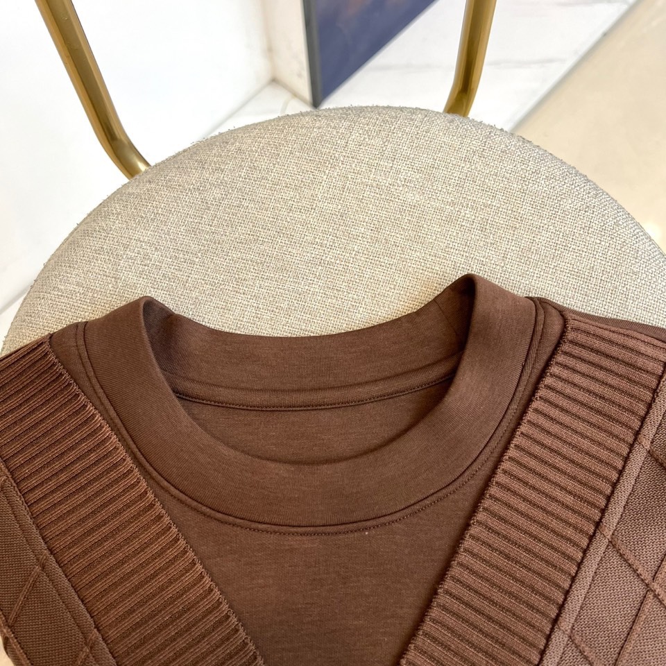 Loro Piana-2025秋冬新品V领针织衫，以立体编织纹理演绎意式优雅美学。款式采用经典V领设计，