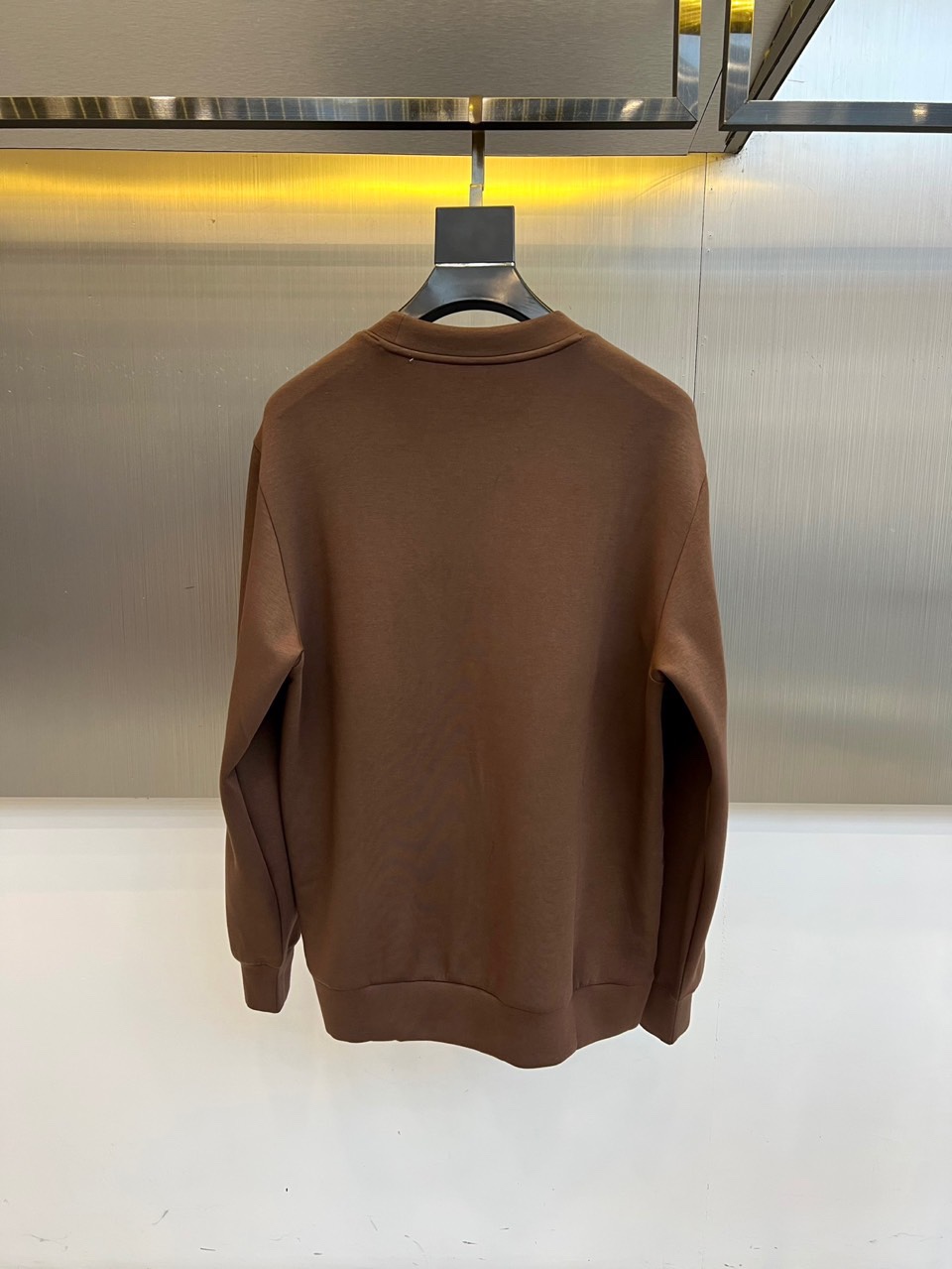 Loro Piana-2025秋冬新品V领针织衫，以立体编织纹理演绎意式优雅美学。款式采用经典V领设计，