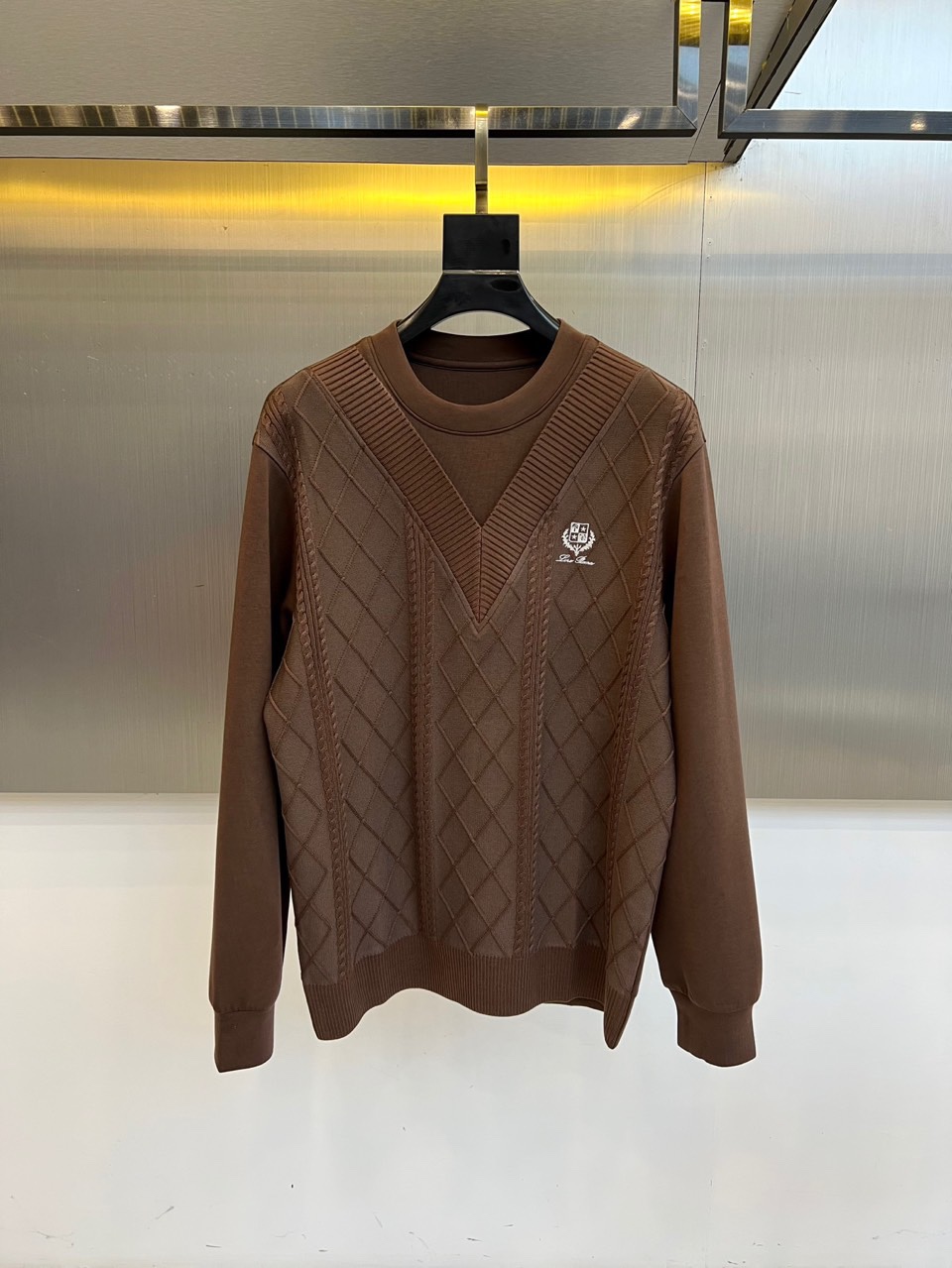 Loro Piana-2025秋冬新品V领针织衫，以立体编织纹理演绎意式优雅美学。款式采用经典V领设计，