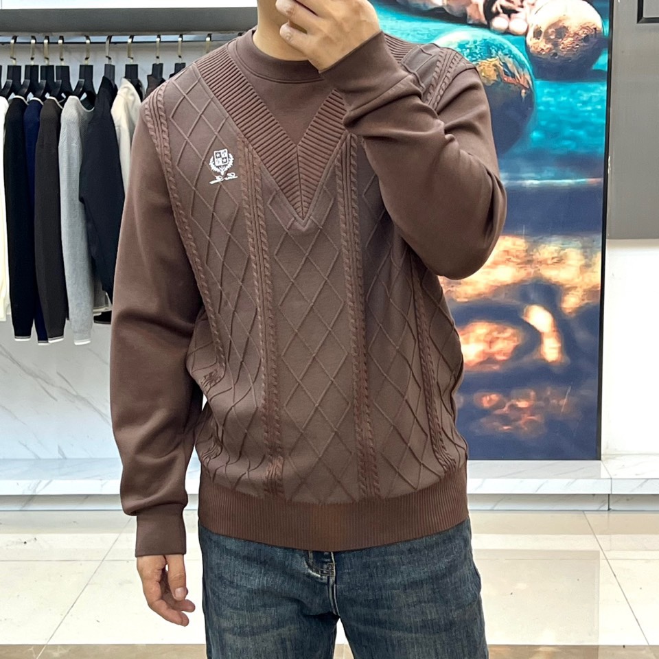 Loro Piana-2025秋冬新品V领针织衫，以立体编织纹理演绎意式优雅美学。款式采用经典V领设计，