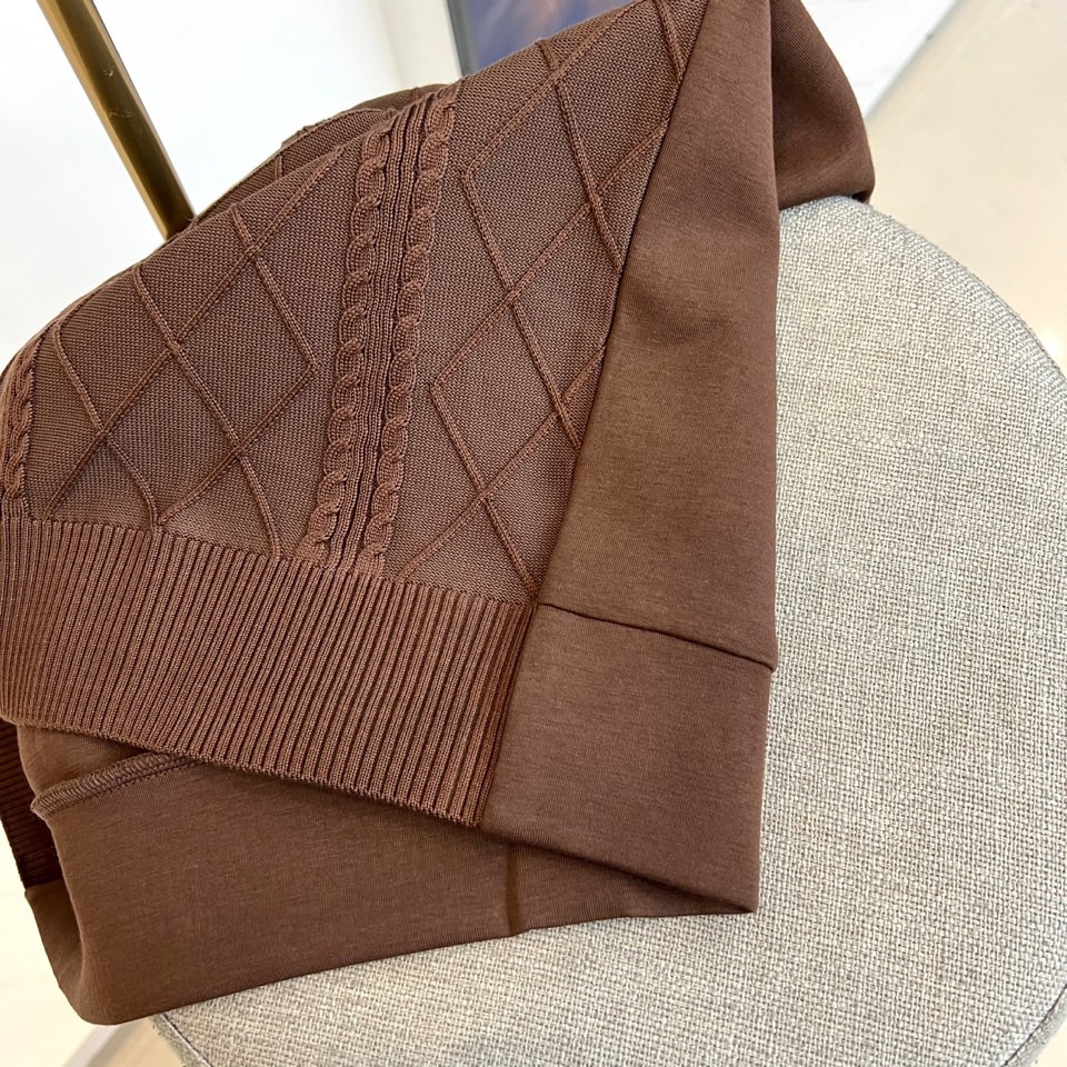 Loro Piana-2025秋冬新品V领针织衫，以立体编织纹理演绎意式优雅美学。款式采用经典V领设计，