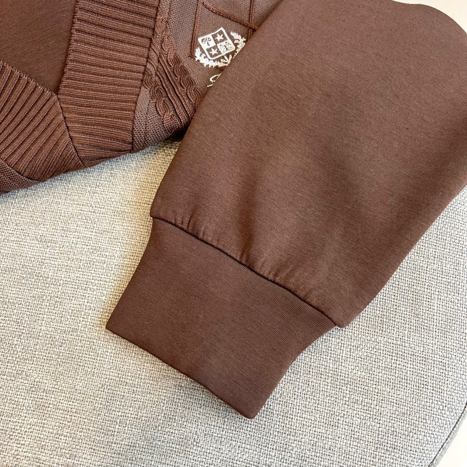 Loro Piana-2025秋冬新品V领针织衫，以立体编织纹理演绎意式优雅美学。款式采用经典V领设计，