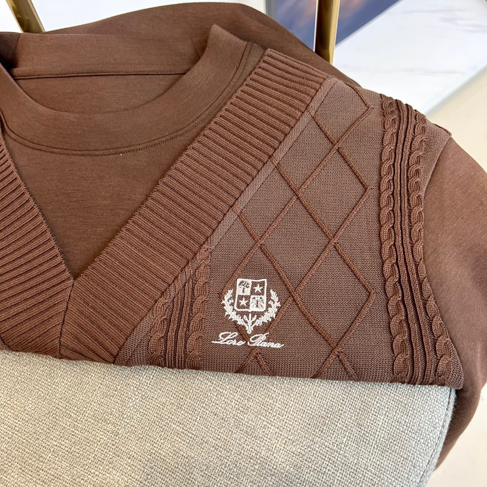 Loro Piana-2025秋冬新品V领针织衫，以立体编织纹理演绎意式优雅美学。款式采用经典V领设计，