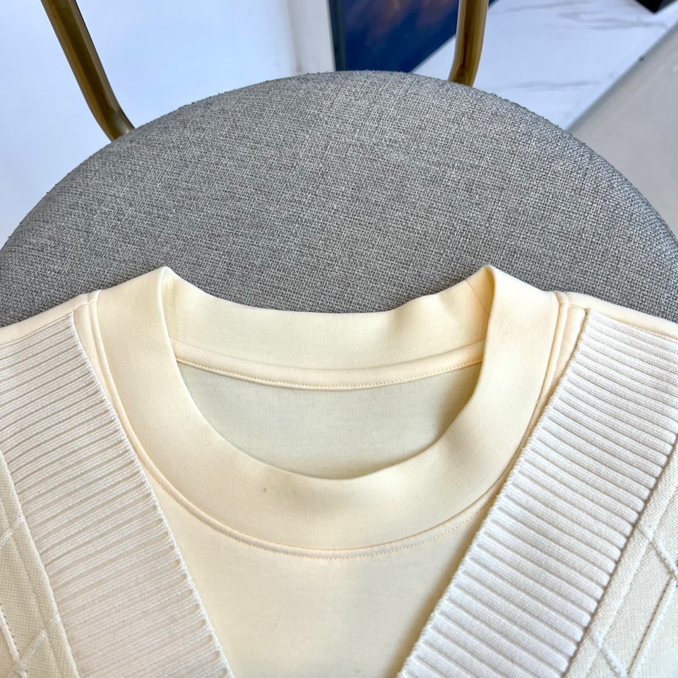 Loro Piana-2025秋冬新品V领针织衫，以立体编织纹理演绎意式优雅美学。款式采用经典V领设计，