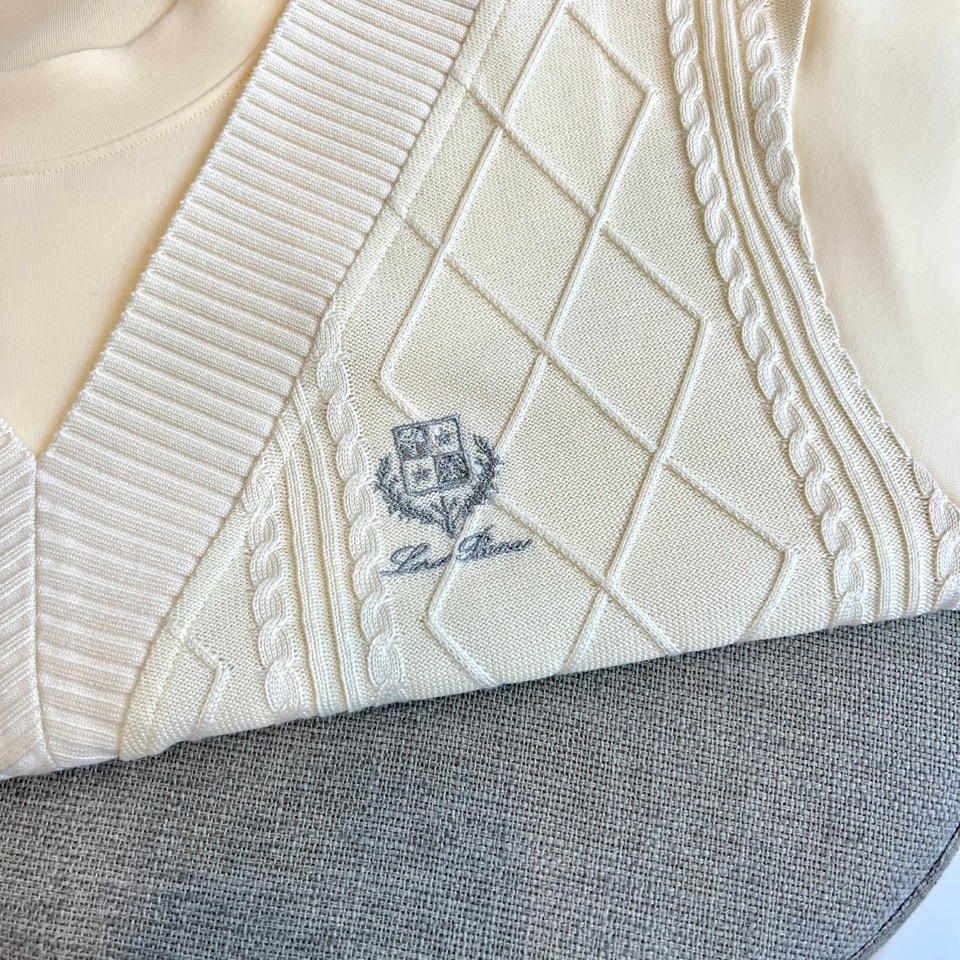 Loro Piana-2025秋冬新品V领针织衫，以立体编织纹理演绎意式优雅美学。款式采用经典V领设计，
