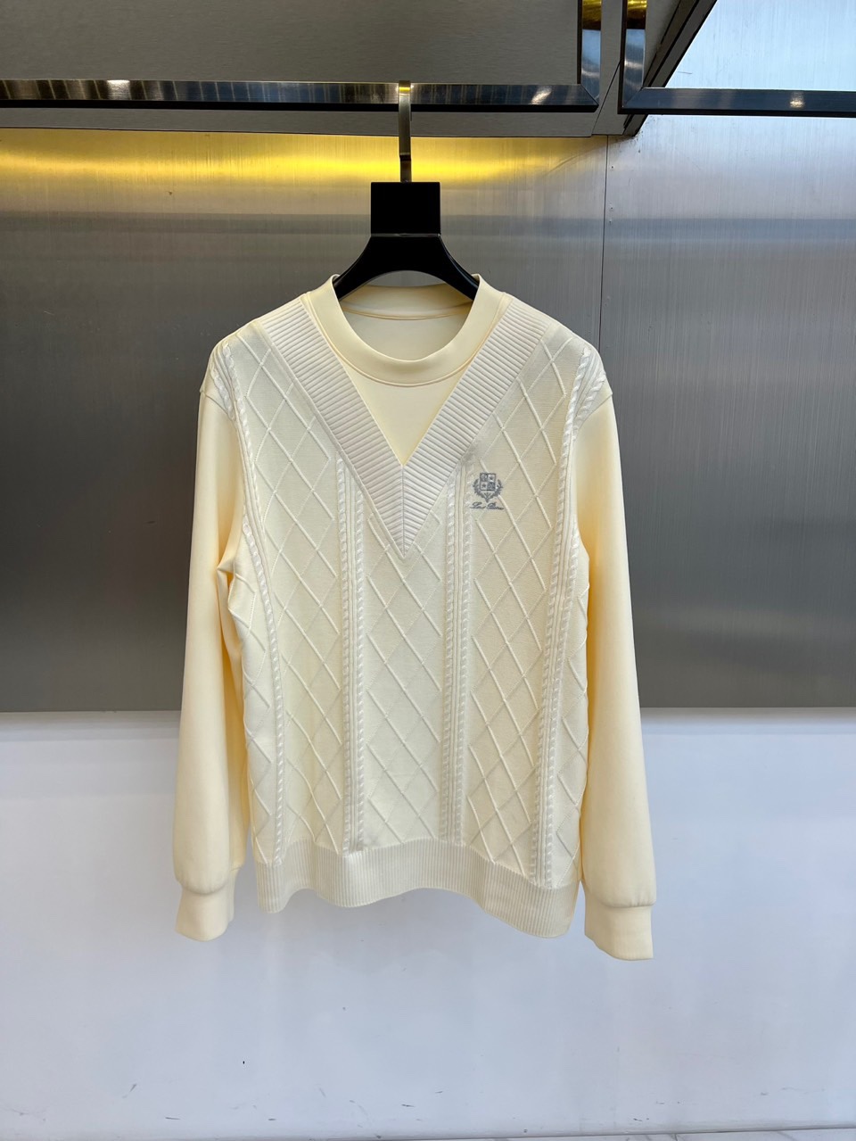 Loro Piana-2025秋冬新品V领针织衫，以立体编织纹理演绎意式优雅美学。款式采用经典V领设计，