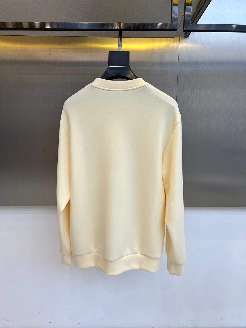 Loro Piana-2025秋冬新品V领针织衫，以立体编织纹理演绎意式优雅美学。款式采用经典V领设计，