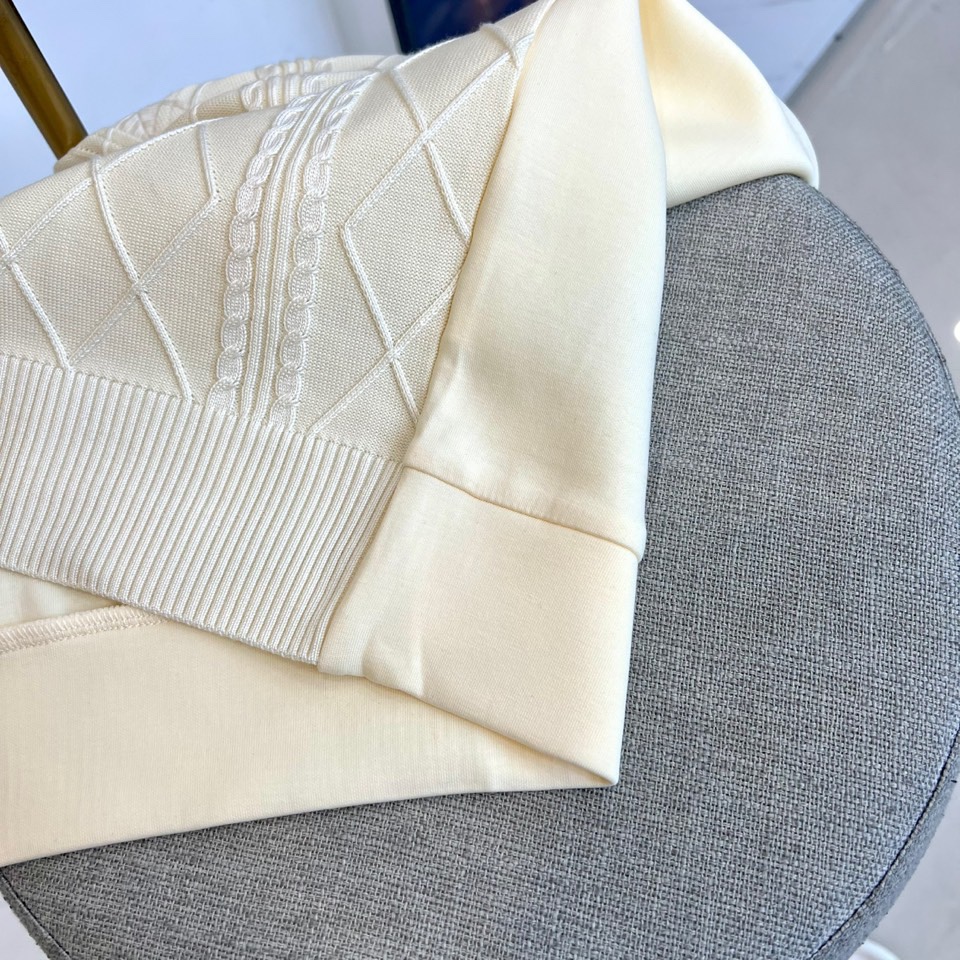 Loro Piana-2025秋冬新品V领针织衫，以立体编织纹理演绎意式优雅美学。款式采用经典V领设计，