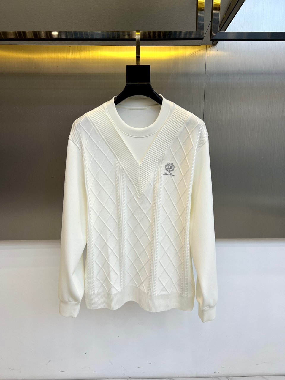 Loro Piana-2025秋冬新品V领针织衫，以立体编织纹理演绎意式优雅美学。款式采用经典V领设计，