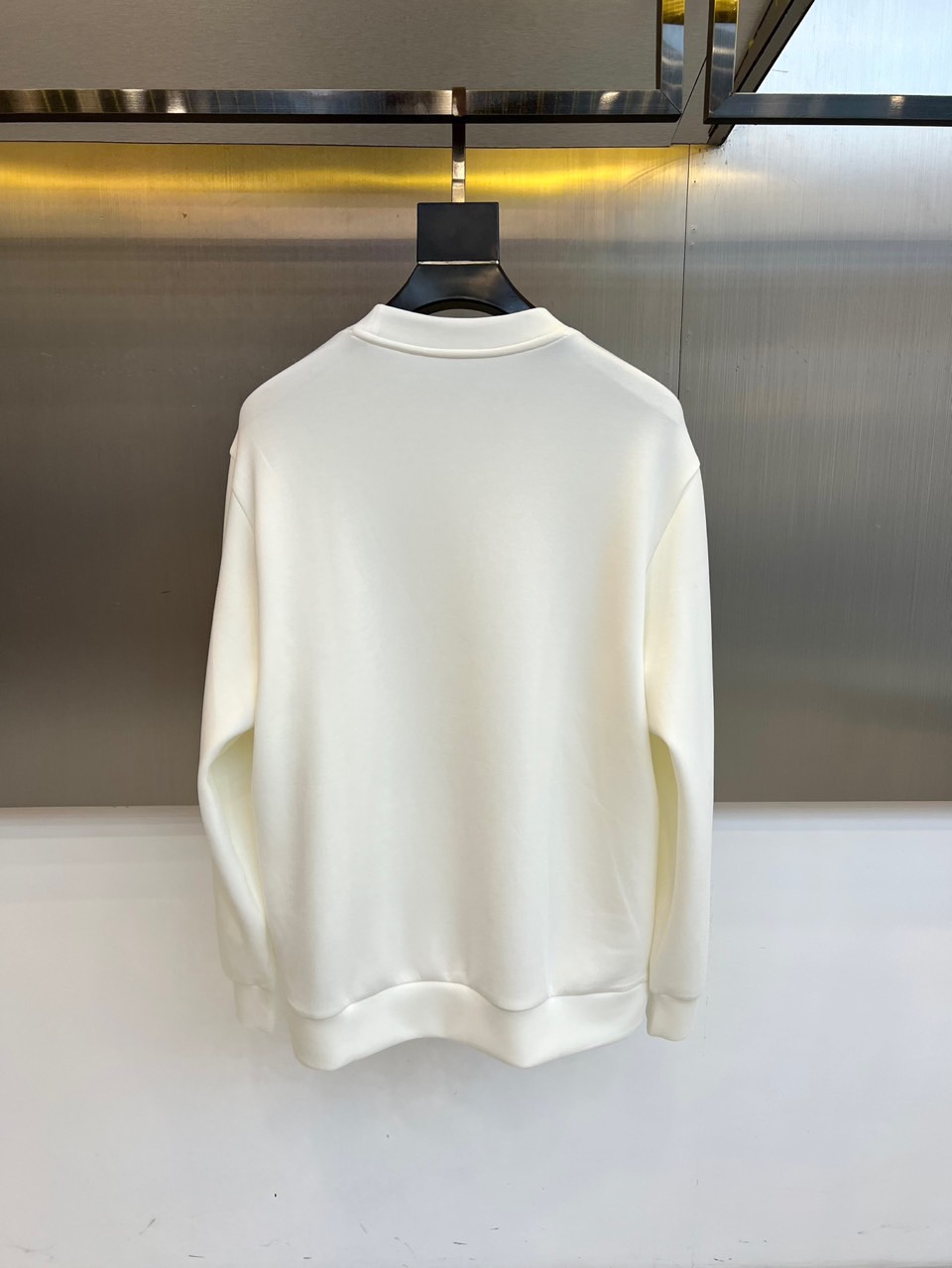 Loro Piana-2025秋冬新品V领针织衫，以立体编织纹理演绎意式优雅美学。款式采用经典V领设计，