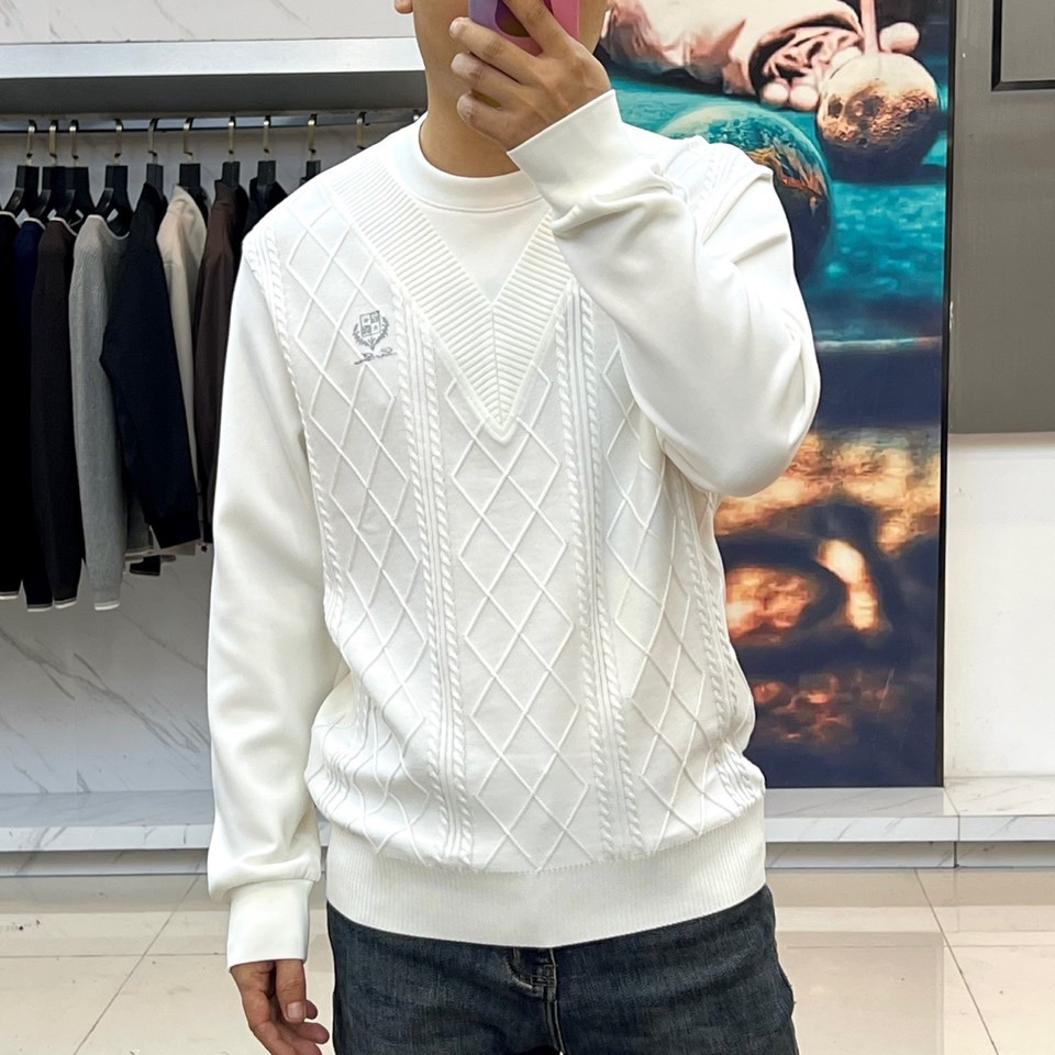 Loro Piana-2025秋冬新品V领针织衫，以立体编织纹理演绎意式优雅美学。款式采用经典V领设计，