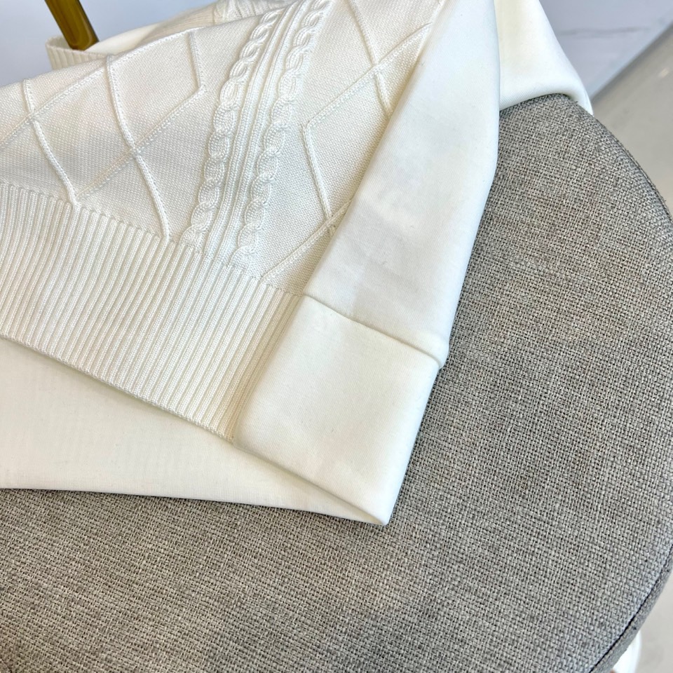 Loro Piana-2025秋冬新品V领针织衫，以立体编织纹理演绎意式优雅美学。款式采用经典V领设计，