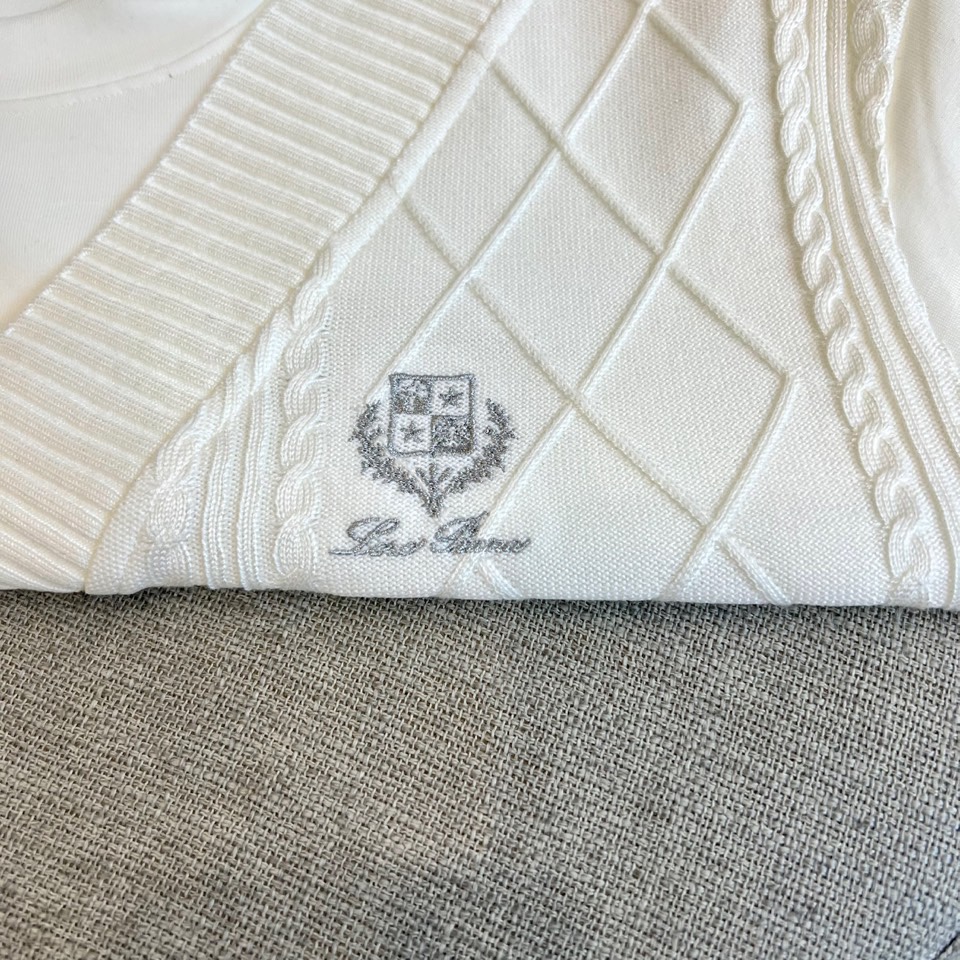 Loro Piana-2025秋冬新品V领针织衫，以立体编织纹理演绎意式优雅美学。款式采用经典V领设计，