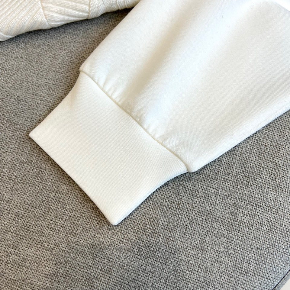 Loro Piana-2025秋冬新品V领针织衫，以立体编织纹理演绎意式优雅美学。款式采用经典V领设计，