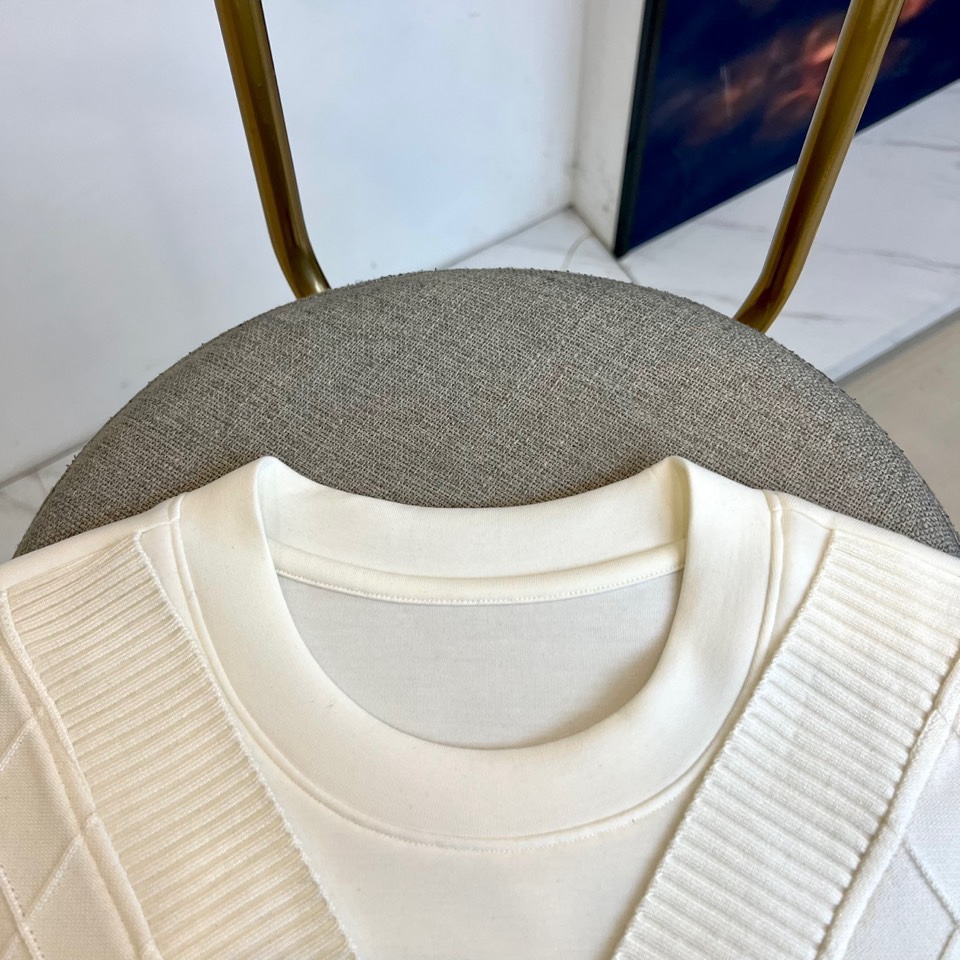 Loro Piana-2025秋冬新品V领针织衫，以立体编织纹理演绎意式优雅美学。款式采用经典V领设计，