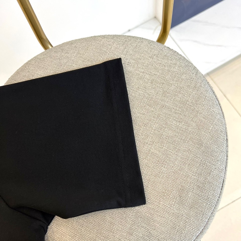 Ami 【新年必备限定款】2025秋冬马年限定款T恤，以热烈的正红色点亮秋冬衣橱。本款采用经典圆领与宽松