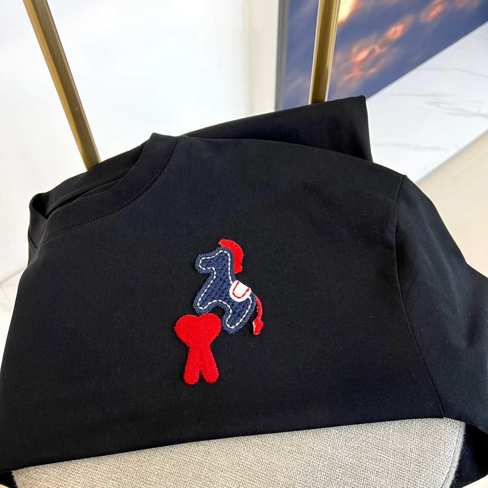 Ami 【新年必备限定款】2025秋冬马年限定款T恤，以热烈的正红色点亮秋冬衣橱。本款采用经典圆领与宽松