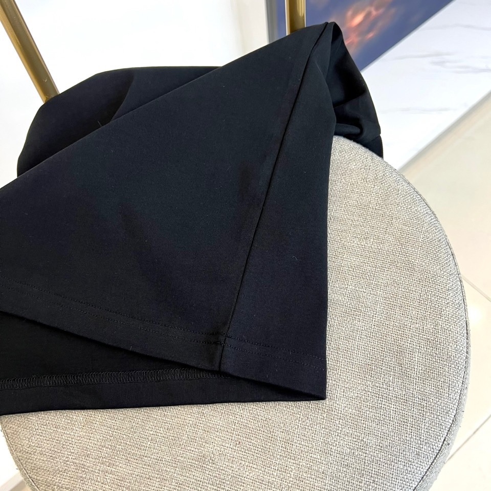 Ami 【新年必备限定款】2025秋冬马年限定款T恤，以热烈的正红色点亮秋冬衣橱。本款采用经典圆领与宽松