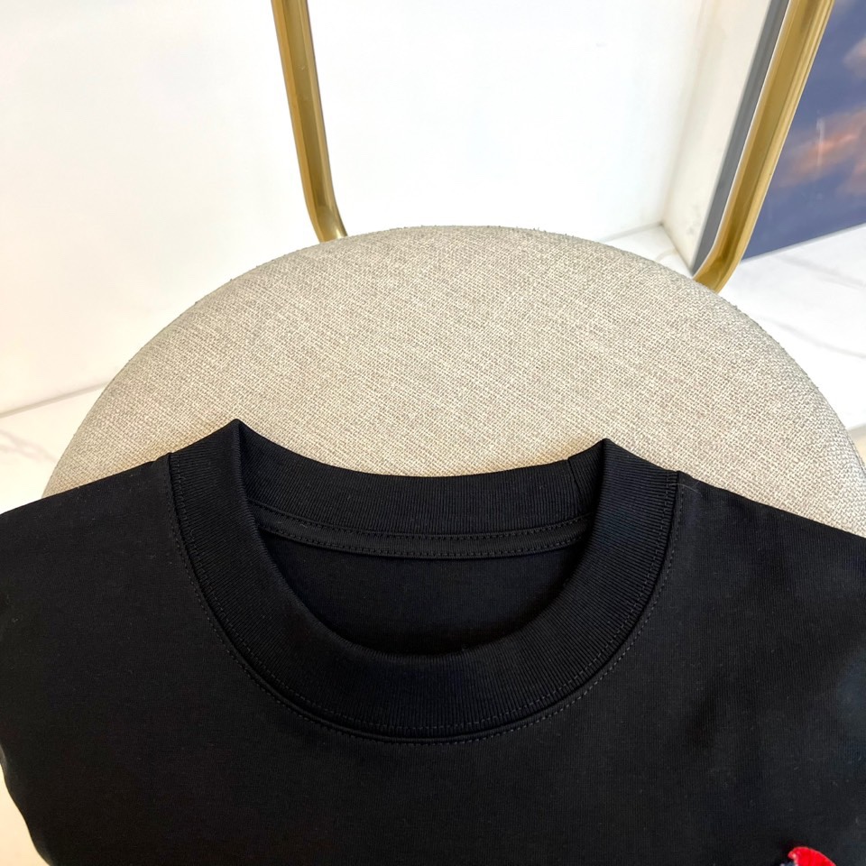 Ami 【新年必备限定款】2025秋冬马年限定款T恤，以热烈的正红色点亮秋冬衣橱。本款采用经典圆领与宽松