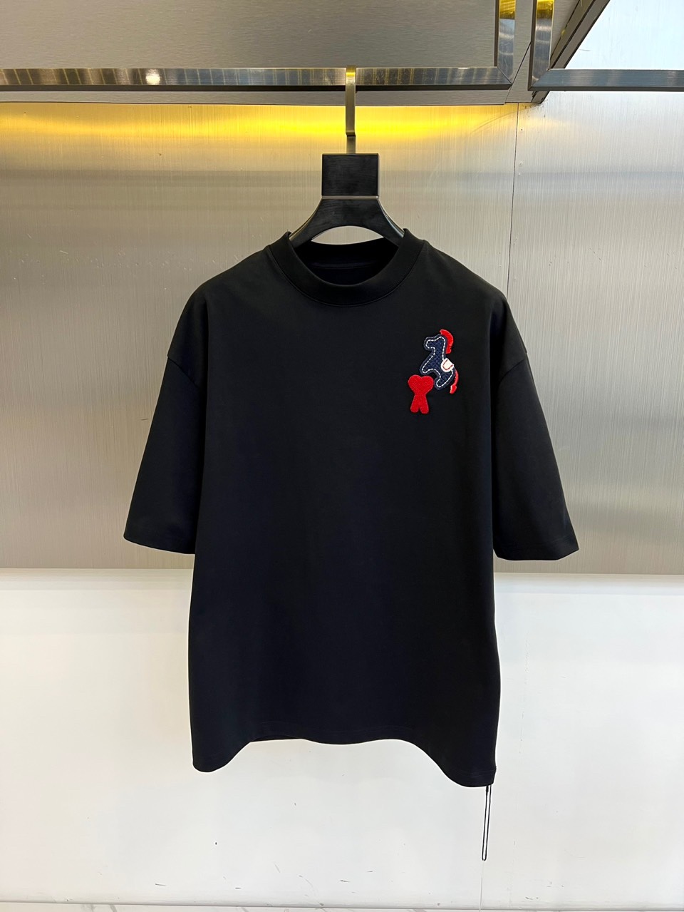 Ami 【新年必备限定款】2025秋冬马年限定款T恤，以热烈的正红色点亮秋冬衣橱。本款采用经典圆领与宽松