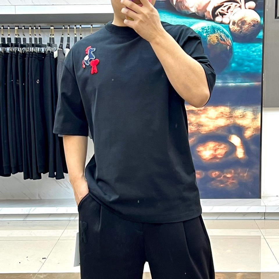 Ami 【新年必备限定款】2025秋冬马年限定款T恤，以热烈的正红色点亮秋冬衣橱。本款采用经典圆领与宽松