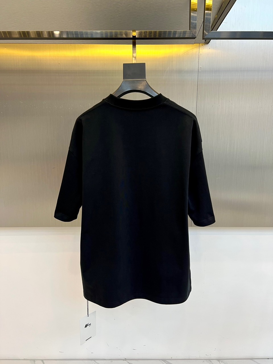 Ami 【新年必备限定款】2025秋冬马年限定款T恤，以热烈的正红色点亮秋冬衣橱。本款采用经典圆领与宽松