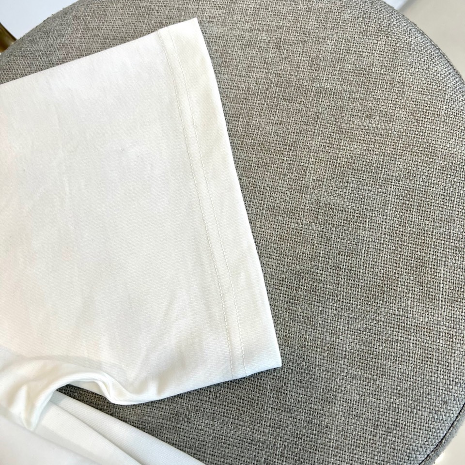 Ami 【新年必备限定款】2025秋冬马年限定款T恤，以热烈的正红色点亮秋冬衣橱。本款采用经典圆领与宽松