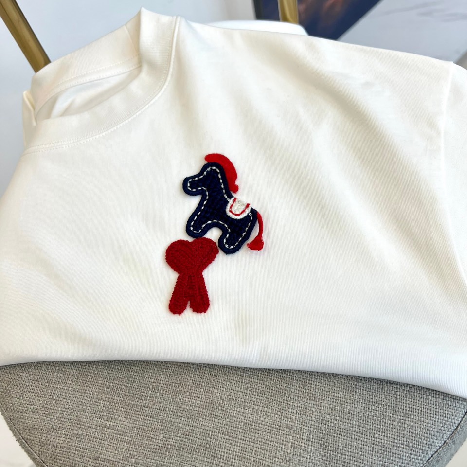 Ami 【新年必备限定款】2025秋冬马年限定款T恤，以热烈的正红色点亮秋冬衣橱。本款采用经典圆领与宽松