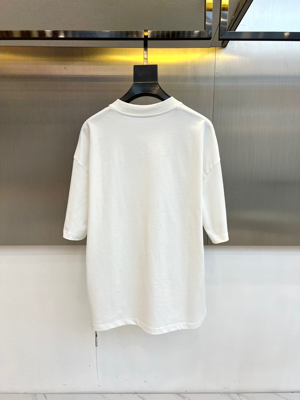 Ami 【新年必备限定款】2025秋冬马年限定款T恤，以热烈的正红色点亮秋冬衣橱。本款采用经典圆领与宽松