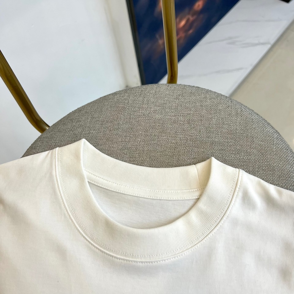 Ami 【新年必备限定款】2025秋冬马年限定款T恤，以热烈的正红色点亮秋冬衣橱。本款采用经典圆领与宽松