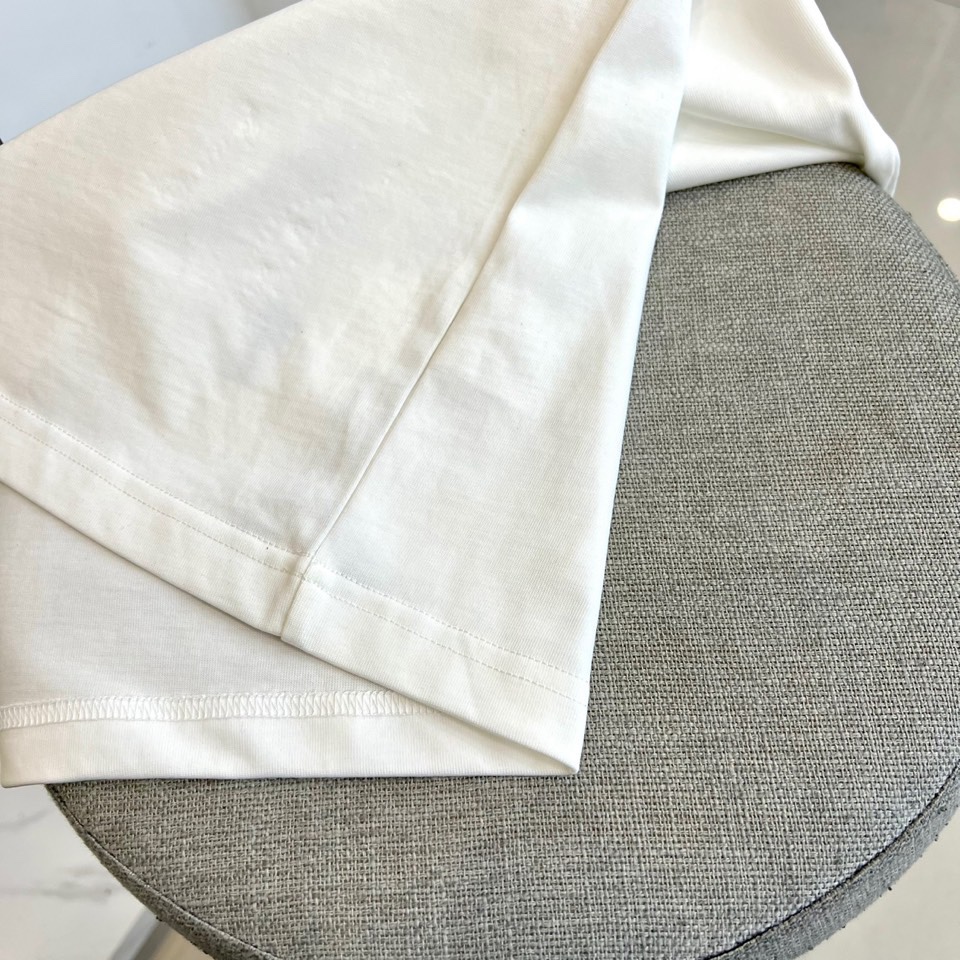 Ami 【新年必备限定款】2025秋冬马年限定款T恤，以热烈的正红色点亮秋冬衣橱。本款采用经典圆领与宽松