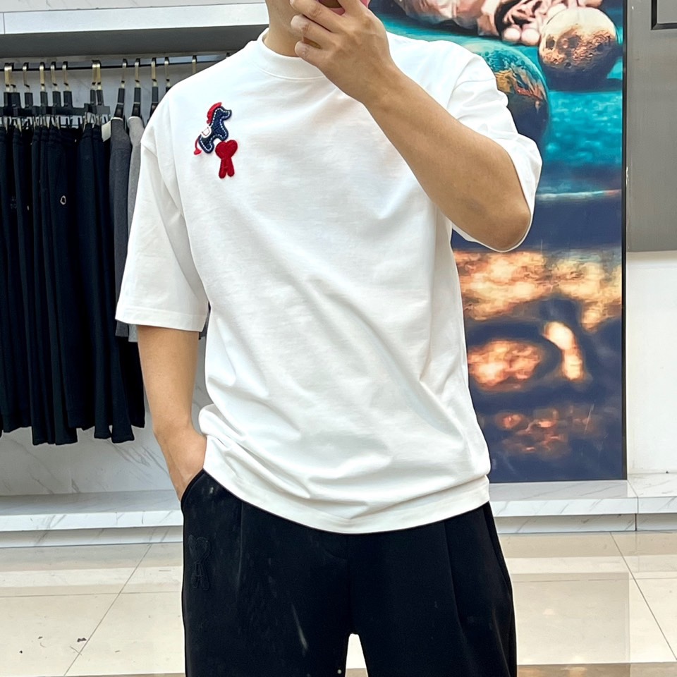 Ami 【新年必备限定款】2025秋冬马年限定款T恤，以热烈的正红色点亮秋冬衣橱。本款采用经典圆领与宽松