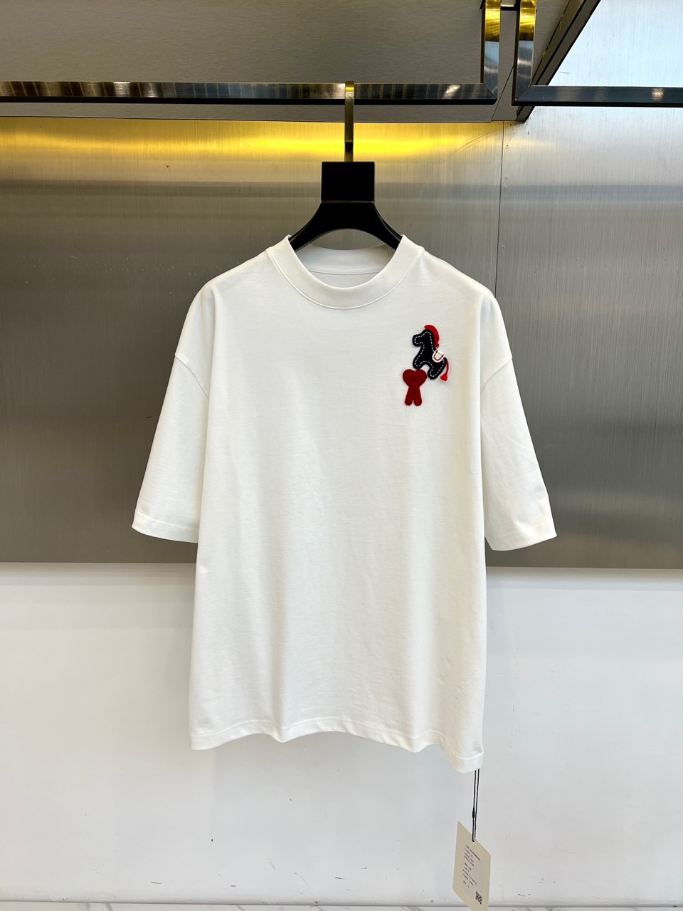 Ami 【新年必备限定款】2025秋冬马年限定款T恤，以热烈的正红色点亮秋冬衣橱。本款采用经典圆领与宽松