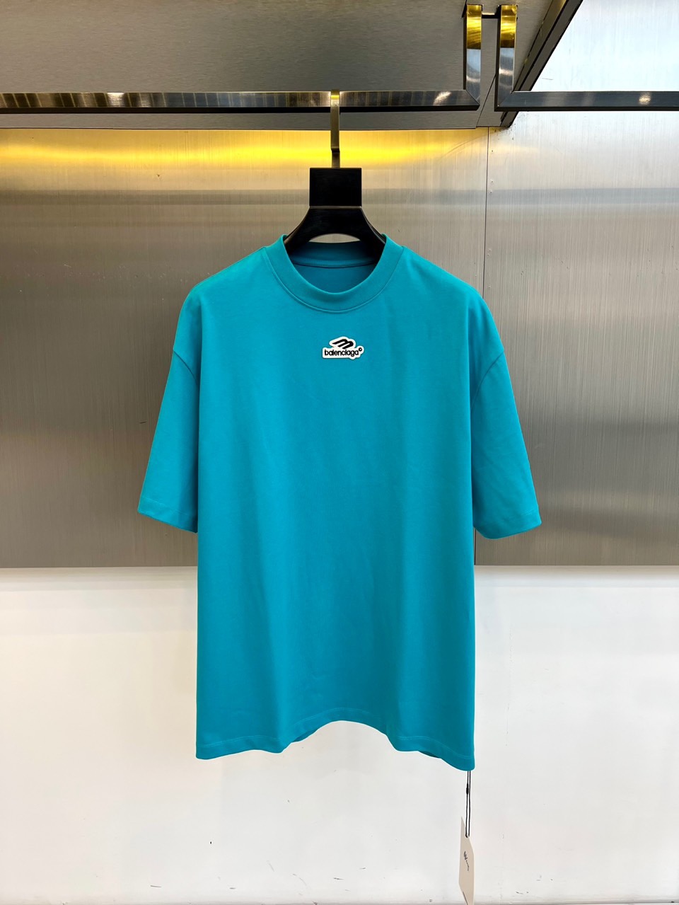 Ba巴黎世家、2025秋冬系列，以标志性的解构美学重塑经典T恤。本款采用重磅纯棉材质，宽松的Oversi