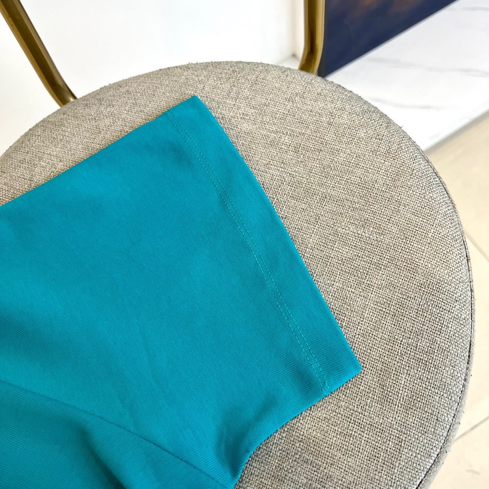 Ba巴黎世家、2025秋冬系列，以标志性的解构美学重塑经典T恤。本款采用重磅纯棉材质，宽松的Oversi