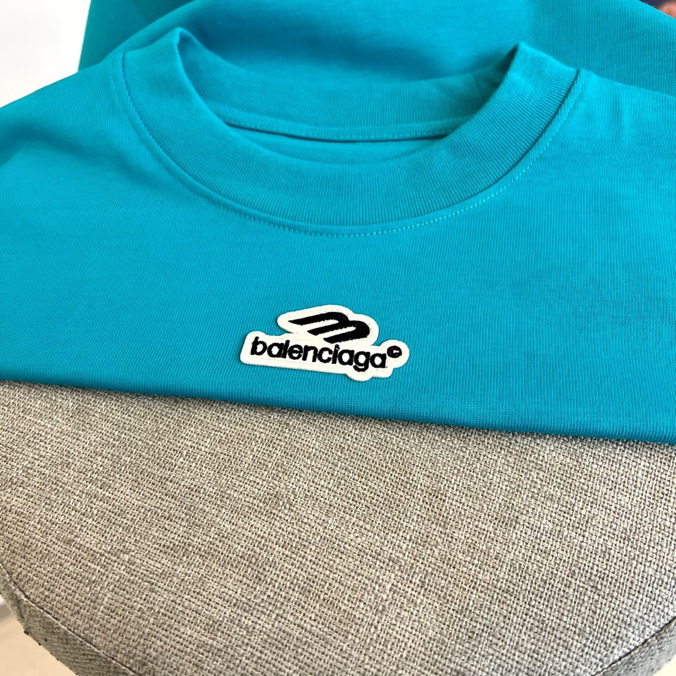 Ba巴黎世家、2025秋冬系列，以标志性的解构美学重塑经典T恤。本款采用重磅纯棉材质，宽松的Oversi