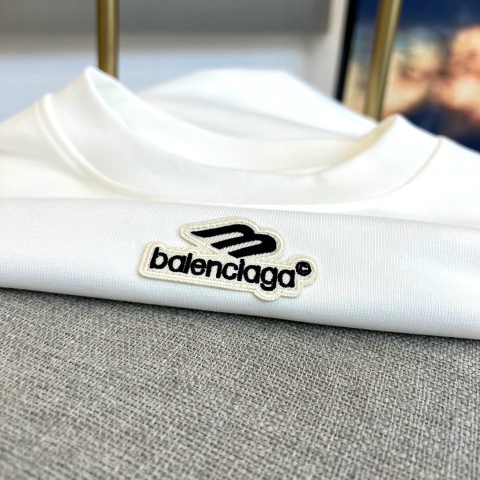 Ba巴黎世家、2025秋冬系列，以标志性的解构美学重塑经典T恤。本款采用重磅纯棉材质，宽松的Oversi