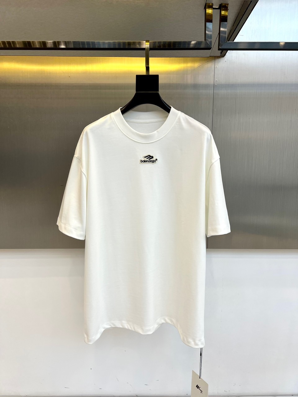 Ba巴黎世家、2025秋冬系列，以标志性的解构美学重塑经典T恤。本款采用重磅纯棉材质，宽松的Oversi