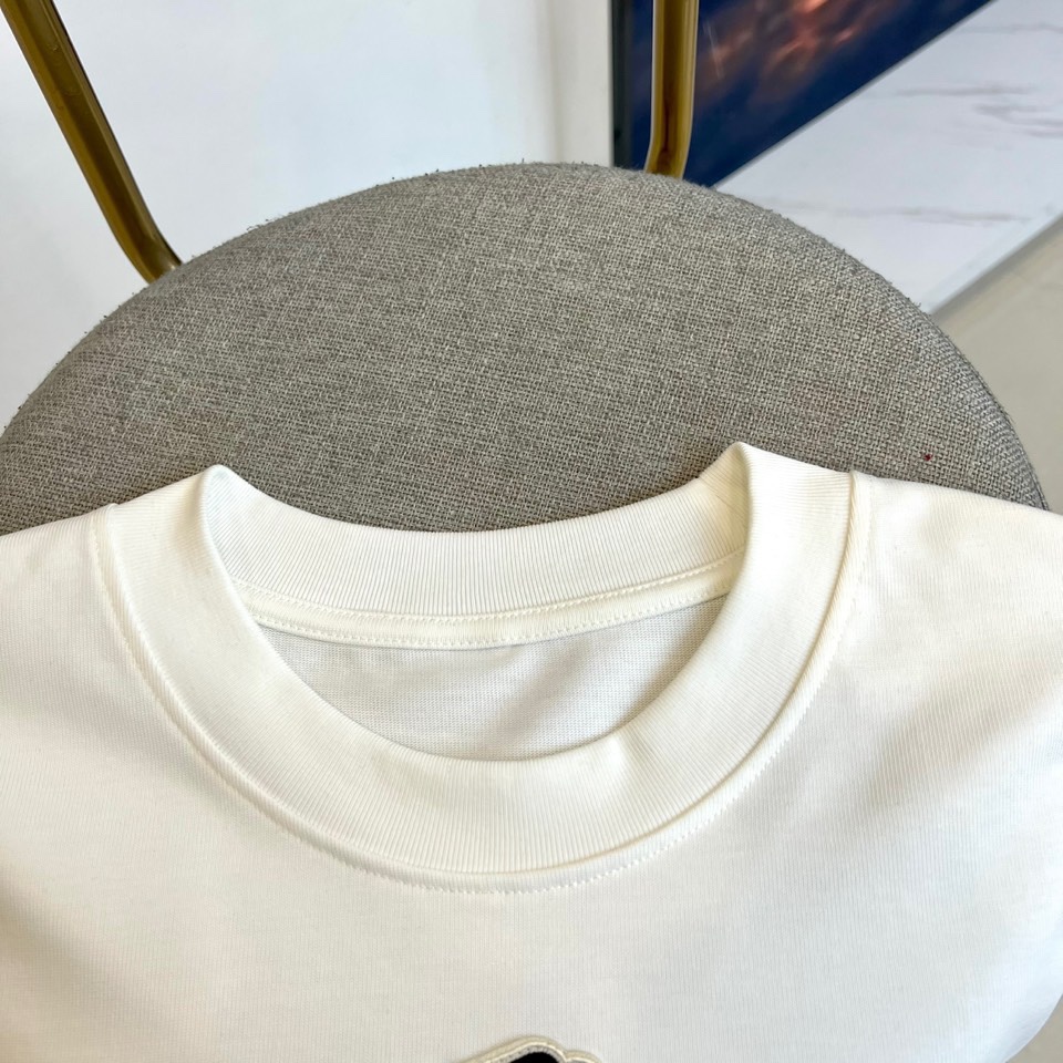 Ba巴黎世家、2025秋冬系列，以标志性的解构美学重塑经典T恤。本款采用重磅纯棉材质，宽松的Oversi