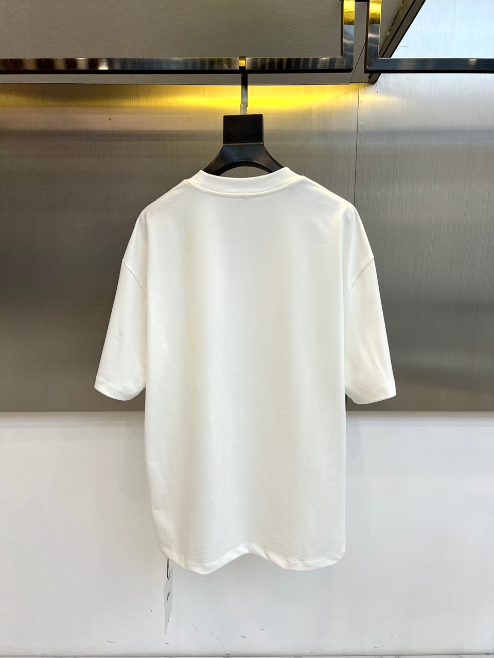 Ba巴黎世家、2025秋冬系列，以标志性的解构美学重塑经典T恤。本款采用重磅纯棉材质，宽松的Oversi