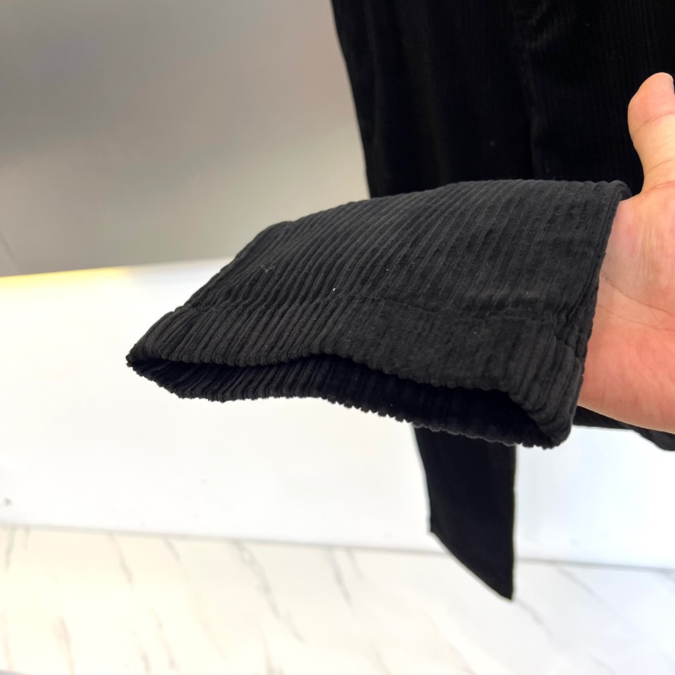 Bur巴宝莉、2025秋冬新品男士长裤，以经典调搭配细腻竖向条纹肌理，重塑现代英伦衣橱美学。裤装采用利落