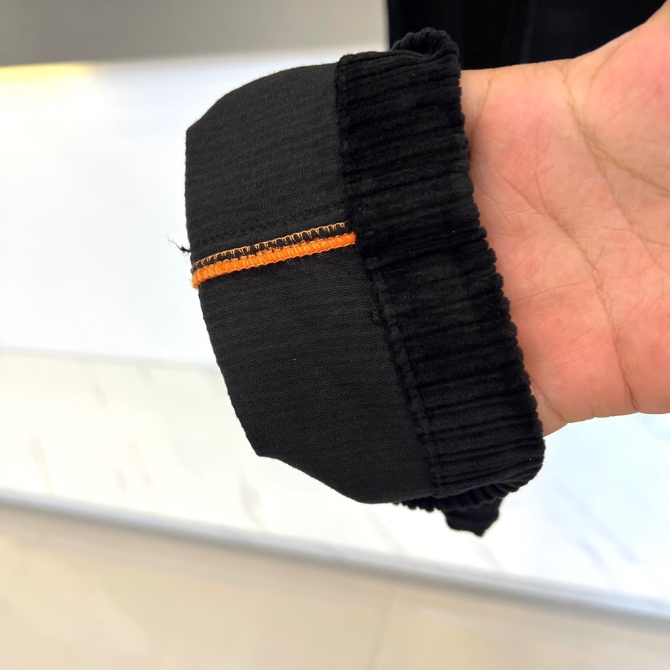 Bur巴宝莉、2025秋冬新品男士长裤，以经典调搭配细腻竖向条纹肌理，重塑现代英伦衣橱美学。裤装采用利落