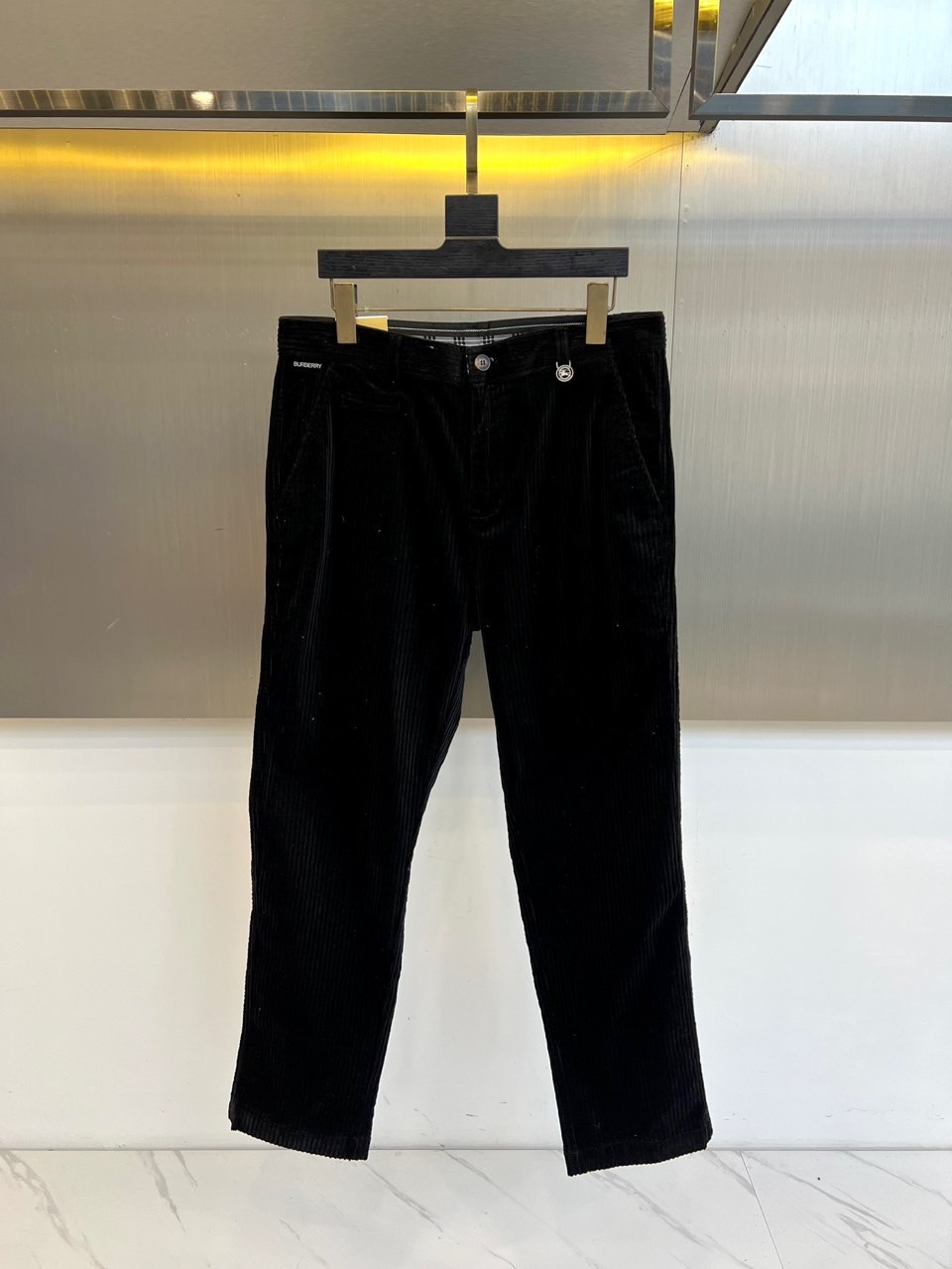 Bur巴宝莉、2025秋冬新品男士长裤，以经典调搭配细腻竖向条纹肌理，重塑现代英伦衣橱美学。裤装采用利落
