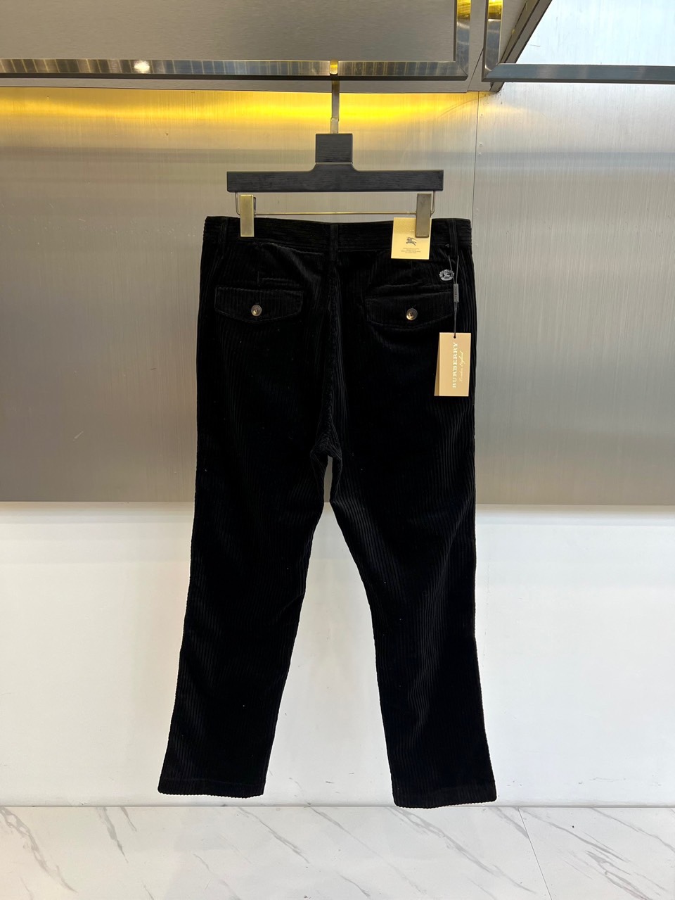 Bur巴宝莉、2025秋冬新品男士长裤，以经典调搭配细腻竖向条纹肌理，重塑现代英伦衣橱美学。裤装采用利落