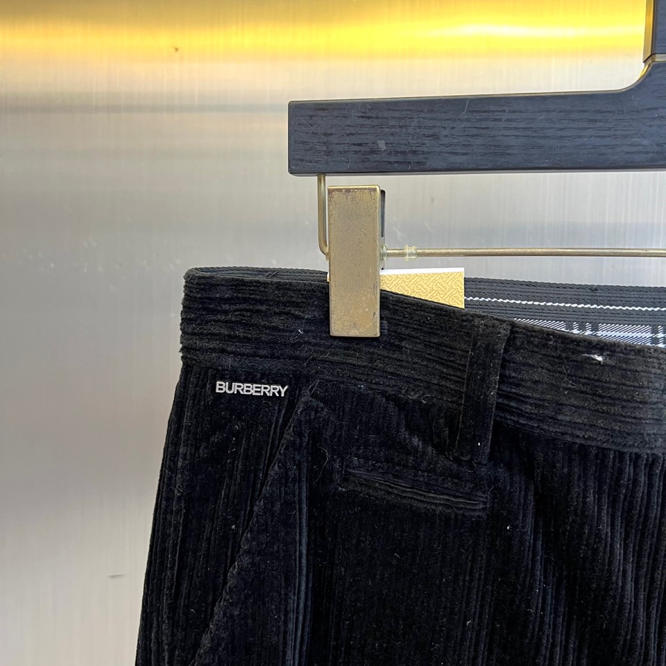 Bur巴宝莉、2025秋冬新品男士长裤，以经典调搭配细腻竖向条纹肌理，重塑现代英伦衣橱美学。裤装采用利落