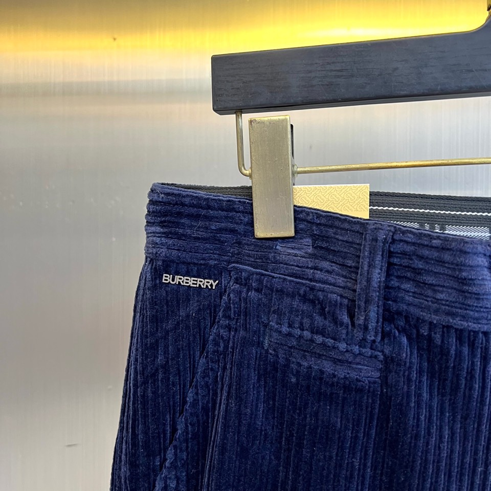 Bur巴宝莉、2025秋冬新品男士长裤，以经典调搭配细腻竖向条纹肌理，重塑现代英伦衣橱美学。裤装采用利落