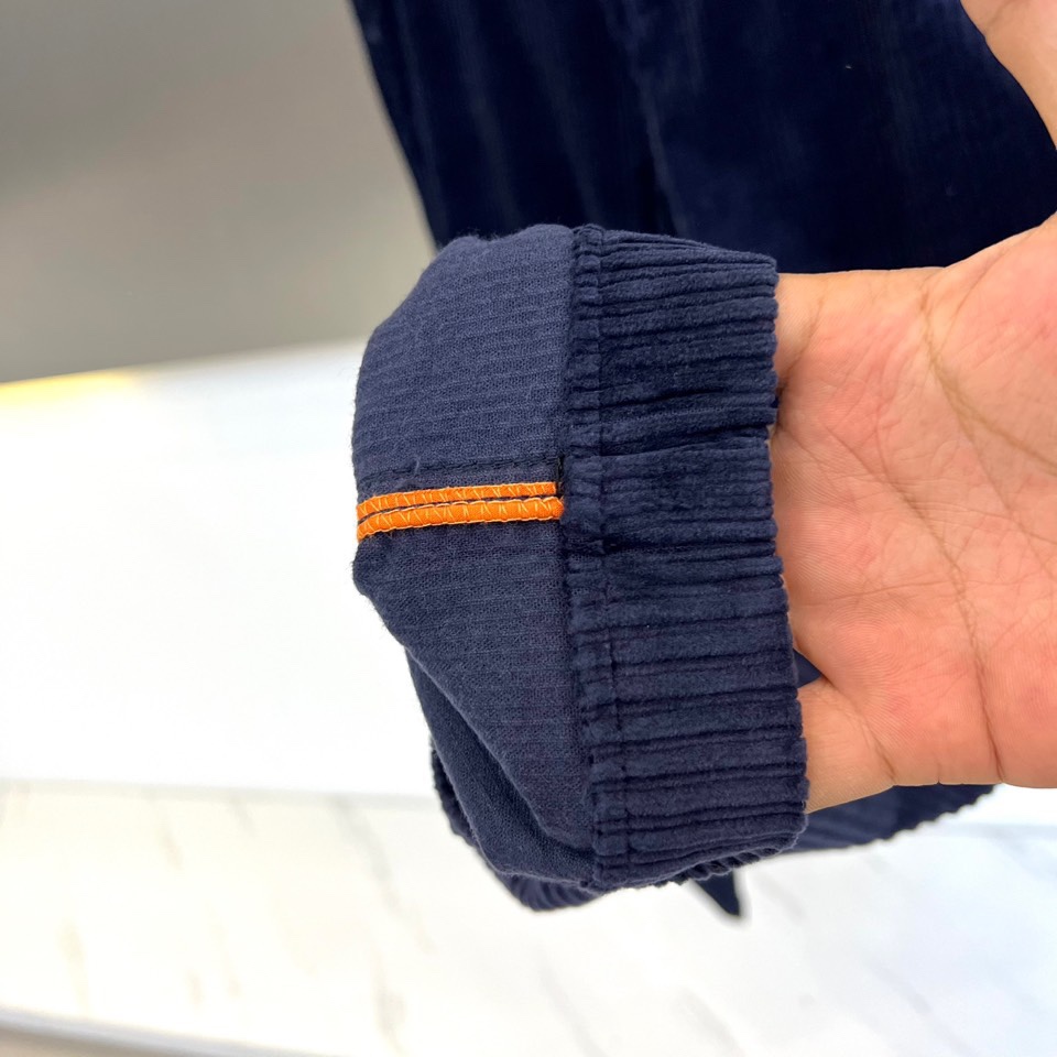 Bur巴宝莉、2025秋冬新品男士长裤，以经典调搭配细腻竖向条纹肌理，重塑现代英伦衣橱美学。裤装采用利落